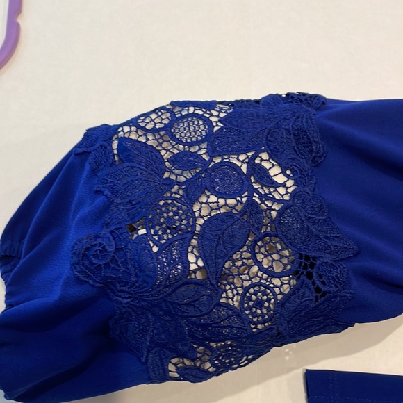 🌸Dennis Basso Blue Top Size L Blouse w/Lace embellishment on sleeve Size L EUC - Picture 3 of 4